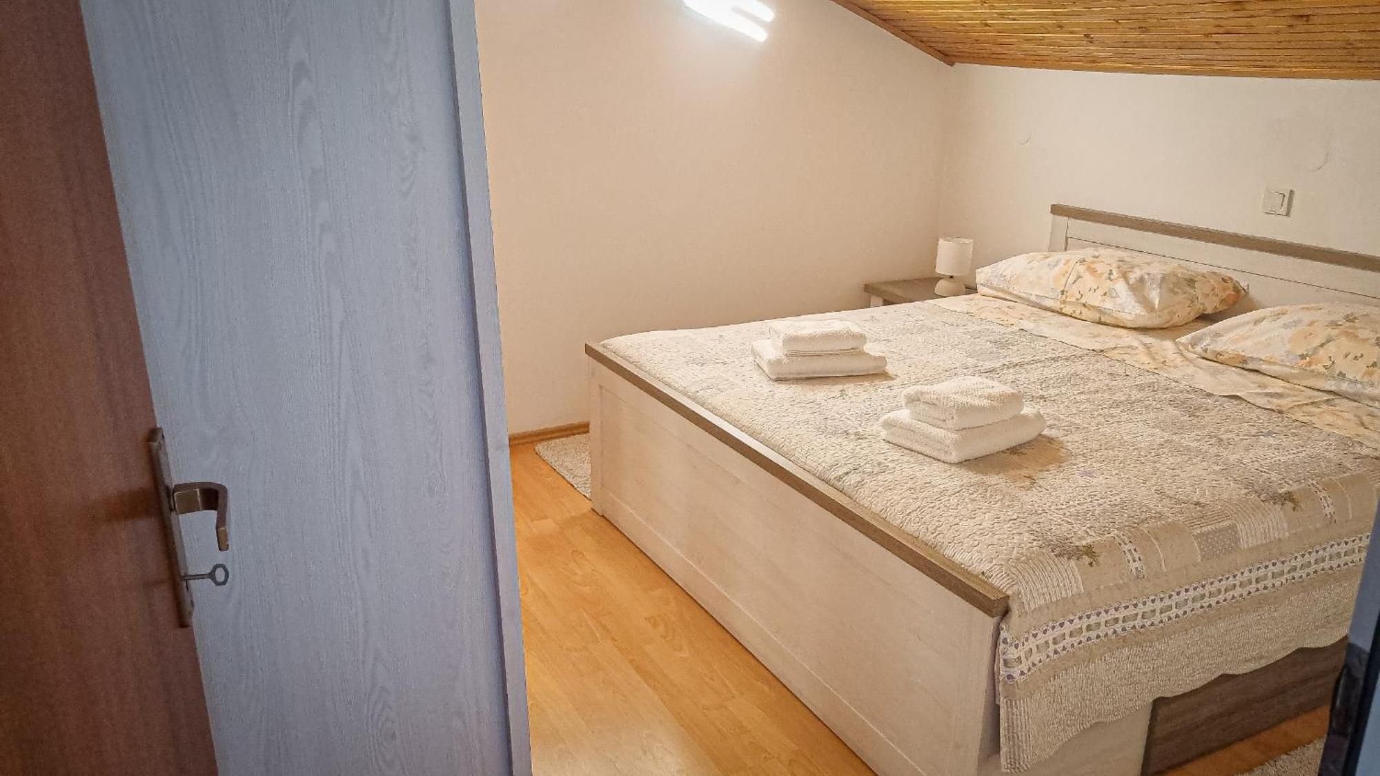Apartments Marija Nada Малинска Екстериор снимка