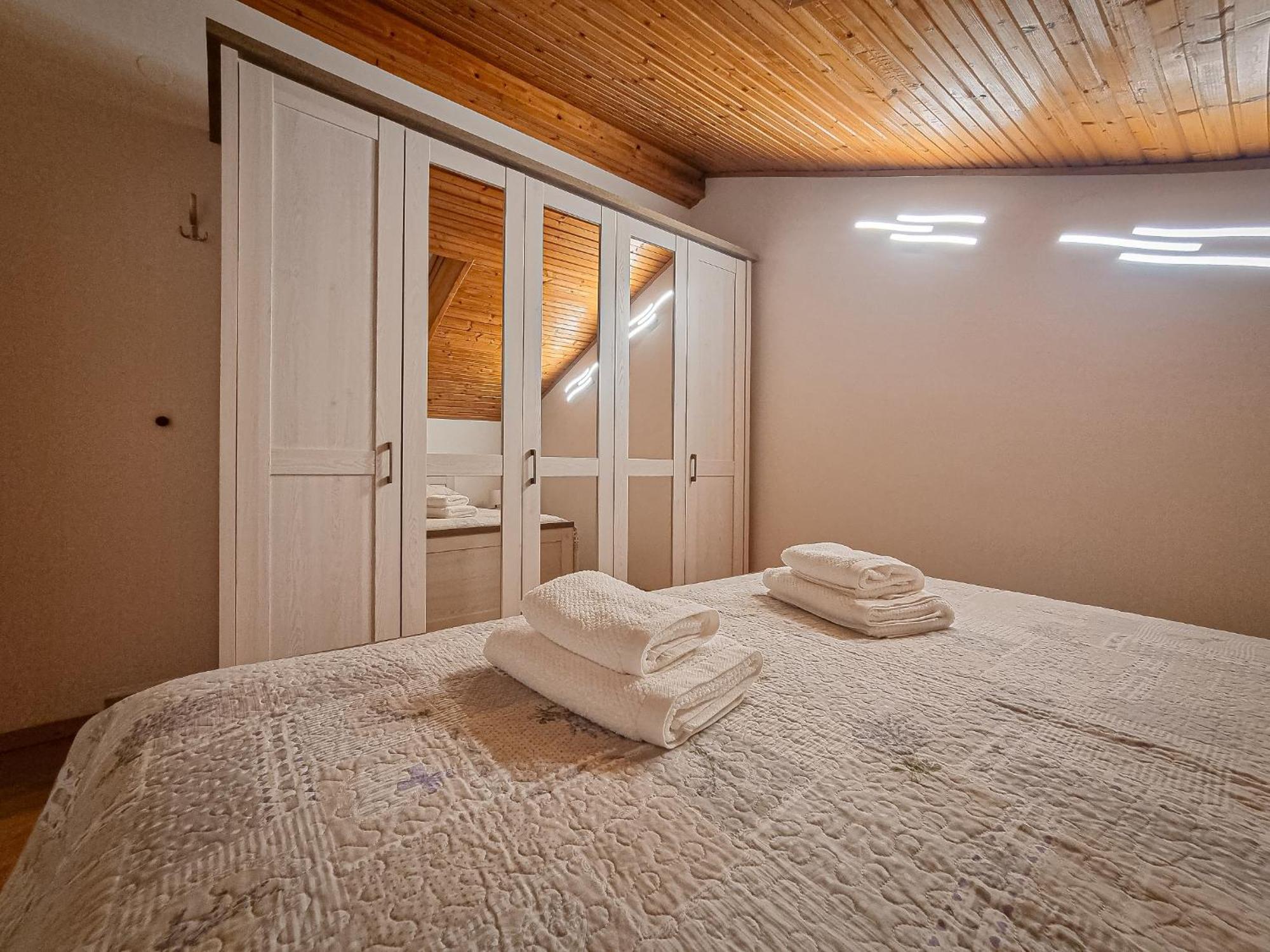 Apartments Marija Nada Малинска Екстериор снимка