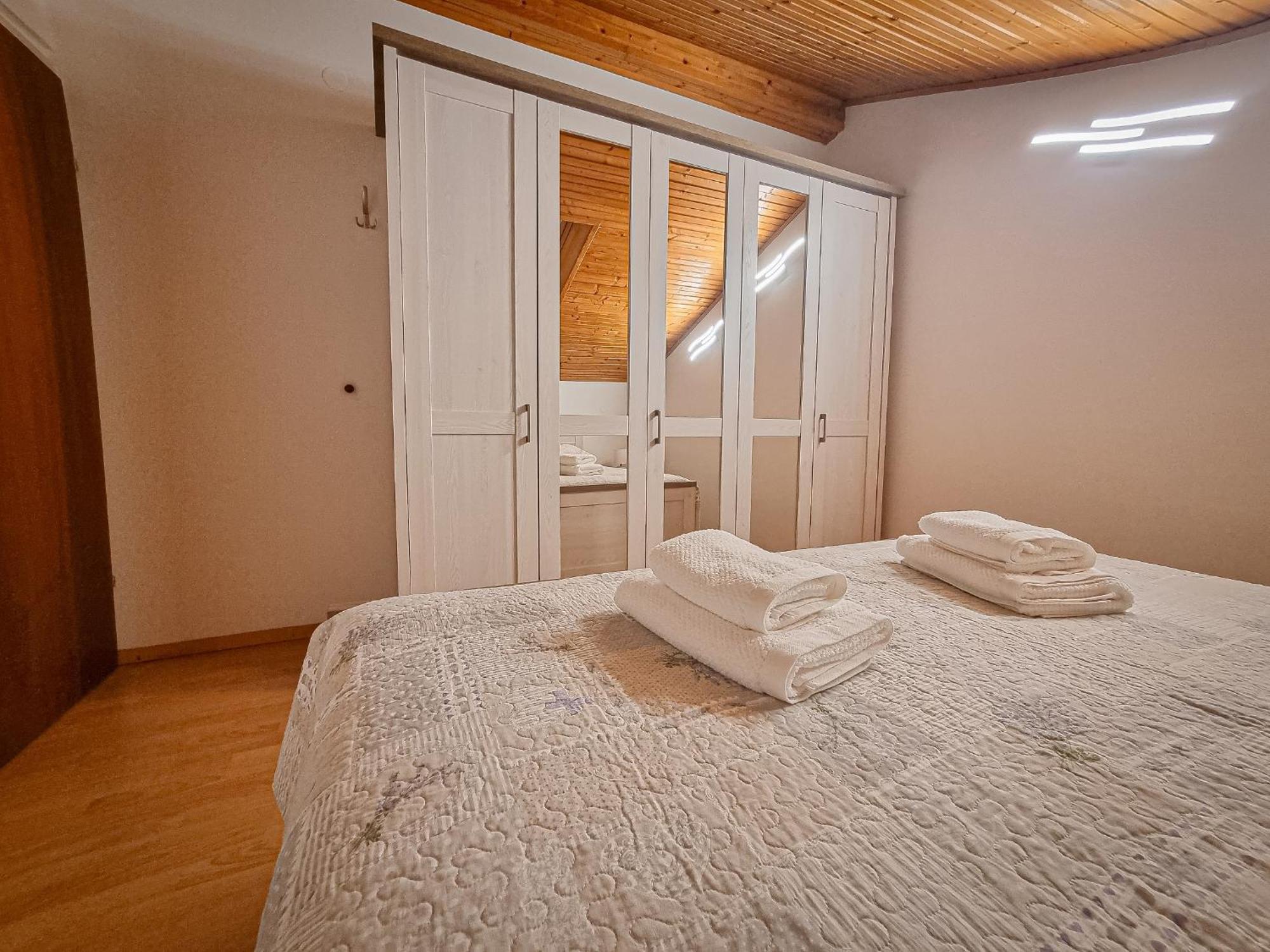 Apartments Marija Nada Малинска Екстериор снимка